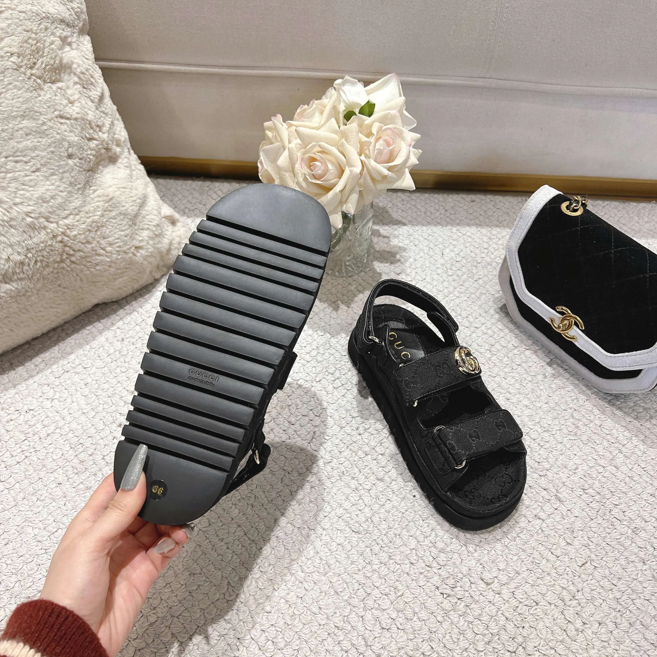👟👟Ex-factory price 500👟👟Gucci’s modern design aesthetic explores the path of unique craftsmanship, cleverly integrating the brand’s classic elements with its beloved brand logo. The sandal is embellished with the beloved Double G hardware, adding a touch of understated branding to the design, complementing the versatility of the Velcro straps. Outsole: Wear-resistant and easy-to-bend sawtooth rubber foam sole! Ultra-light sole. Natural PU heightening insole. Size: Female 35-41#